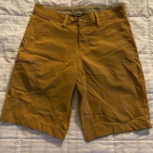 Men’s Eddie Bauer hybrid light cargo shorts